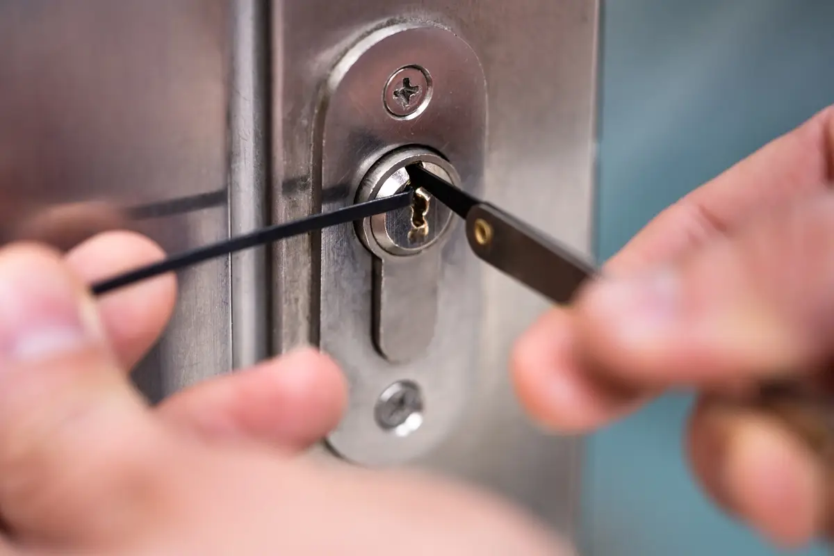 Cerrajero profesional utilizando ganzúas para abrir una puerta sin daños en Santiago