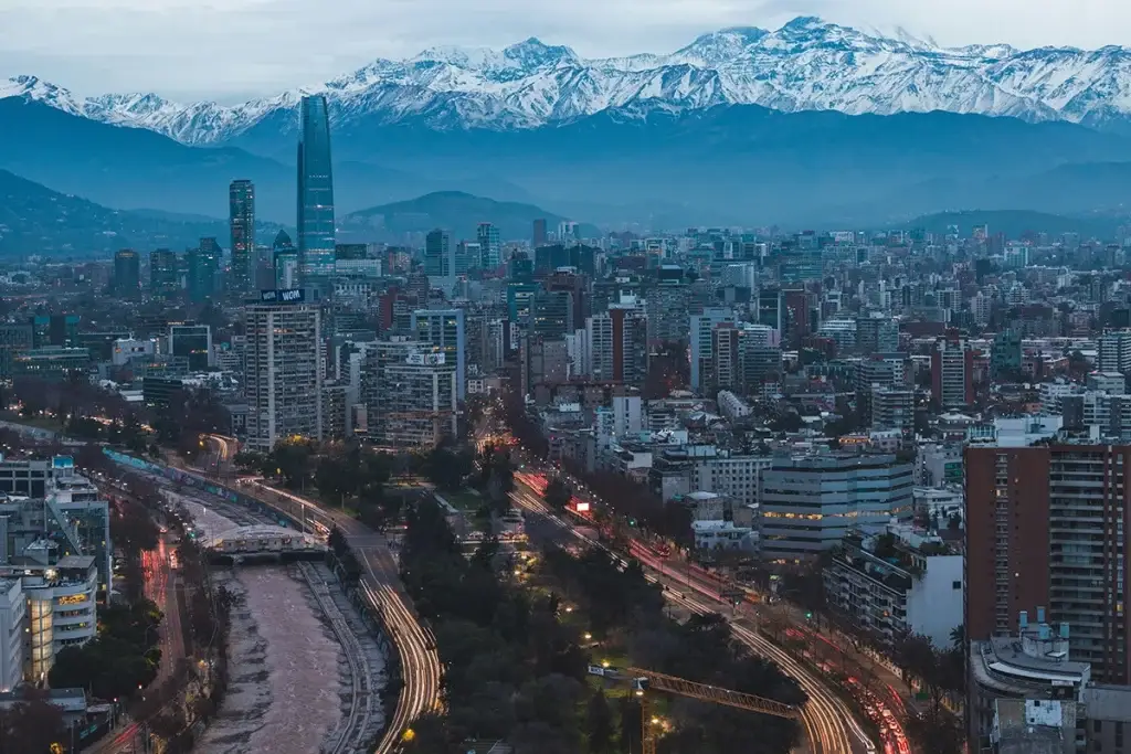 Vista nocturna de Santiago oriente con la cordillera, el Costanera Center, el río Mapocho y la avenida Andrés Bello, servicio de cerrajero en Las Condes y alrededores