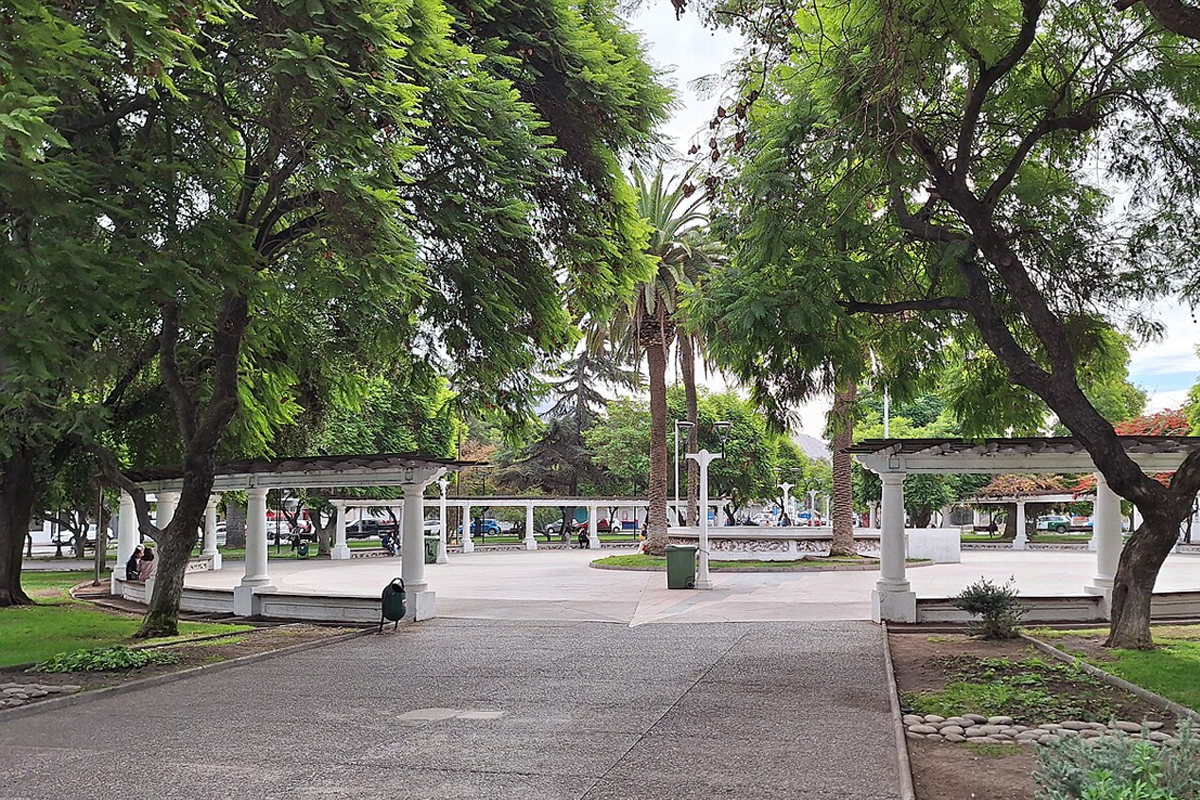 Plaza de Armas de Talagante con árboles, sector donde ofrecemos servicio de cerrajero en Talagante